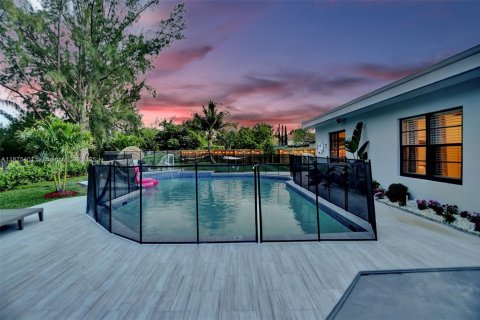 House in Plantation, Florida 7 bedrooms, 314.29 sq.m. № 1980289 - photo 17