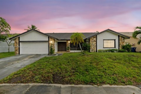 House in Lauderhill, Florida 3 bedrooms, 215.81 sq.m. № 1807103 - photo 1