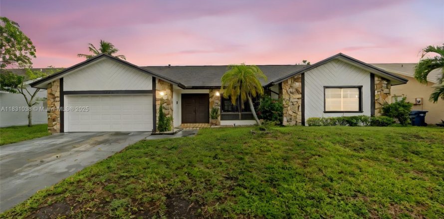 House in Lauderhill, Florida 3 bedrooms, 215.81 sq.m. № 1807103