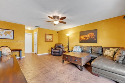 House in Lauderhill, Florida 3 bedrooms, 215.81 sq.m. № 1807103 - photo 13