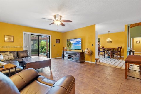 House in Lauderhill, Florida 3 bedrooms, 215.81 sq.m. № 1807103 - photo 14
