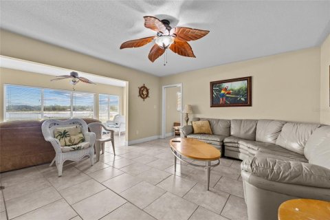 House in Keystone Heights, Florida 3 bedrooms, 164.25 sq.m. № 1885803 - photo 11