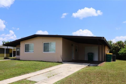House in Port Charlotte, Florida 3 bedrooms, 111.48 sq.m. № 1340211 - photo 1
