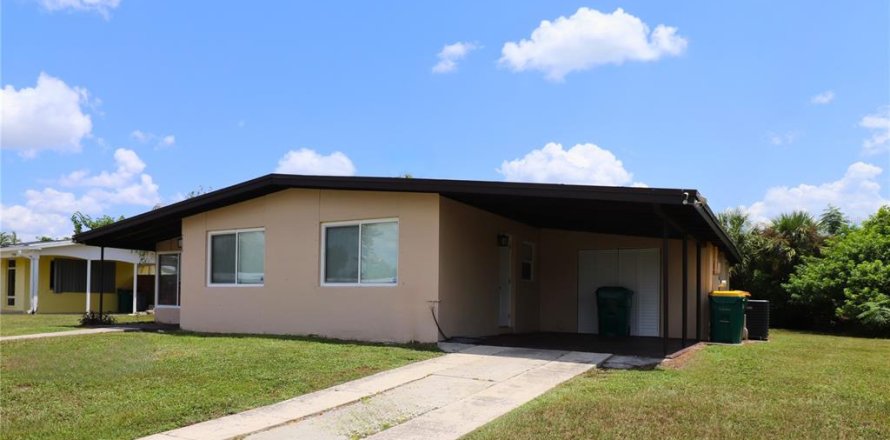 House in Port Charlotte, Florida 3 bedrooms, 111.48 sq.m. № 1340211