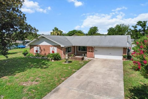 House in Crystal River, Florida 3 bedrooms, 137.31 sq.m. № 1819486 - photo 1