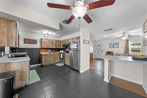 House in Deltona, Florida 3 bedrooms, 115.94 sq.m. № 2216348 - photo 10