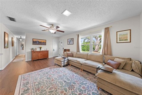 House in Deltona, Florida 3 bedrooms, 115.94 sq.m. № 2216348 - photo 4