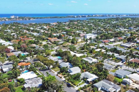 House in Lake Worth, Florida 3 bedrooms, 113.15 sq.m. № 1080713 - photo 1