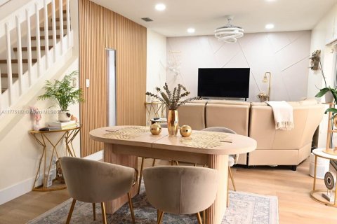 Adosado en venta en Weston, Florida, 3 dormitorios, 130.99 m2 № 1942943 - foto 1