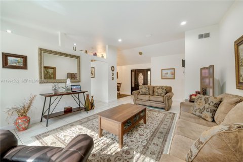 Casa en venta en Miami, Florida, 4 dormitorios, 170.01 m2 № 2056246 - foto 17