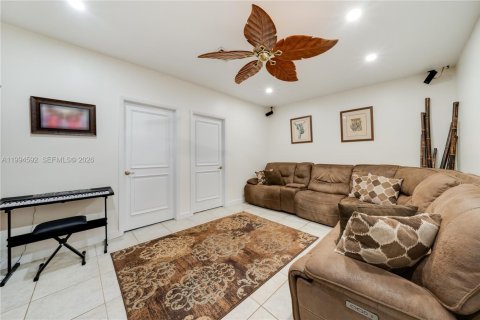 Casa en venta en Miami, Florida, 4 dormitorios, 170.01 m2 № 2056246 - foto 22