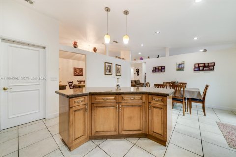 Casa en venta en Miami, Florida, 4 dormitorios, 170.01 m2 № 2056246 - foto 8