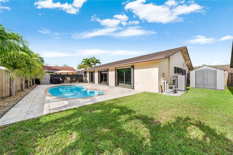 Casa en venta en Miami, Florida, 4 dormitorios, 170.01 m2 № 2056246 - foto 11