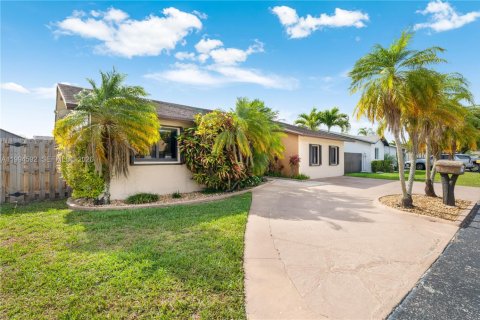 Casa en venta en Miami, Florida, 4 dormitorios, 170.01 m2 № 2056246 - foto 2