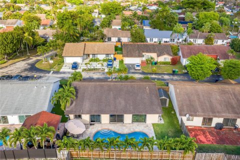 Casa en venta en Miami, Florida, 4 dormitorios, 170.01 m2 № 2056246 - foto 30