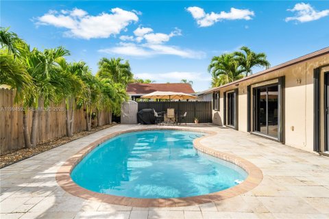 Casa en venta en Miami, Florida, 4 dormitorios, 170.01 m2 № 2056246 - foto 12