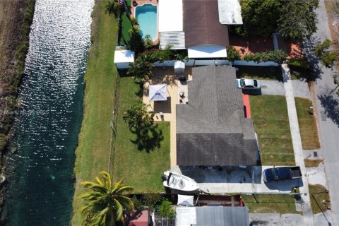 House in Homestead, Florida 3 bedrooms, 122.45 sq.m. № 1969140 - photo 25