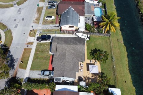 House in Homestead, Florida 3 bedrooms, 122.45 sq.m. № 1969140 - photo 22