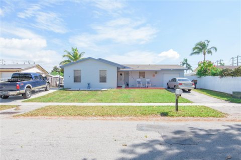 House in Homestead, Florida 3 bedrooms, 122.45 sq.m. № 1969140 - photo 1