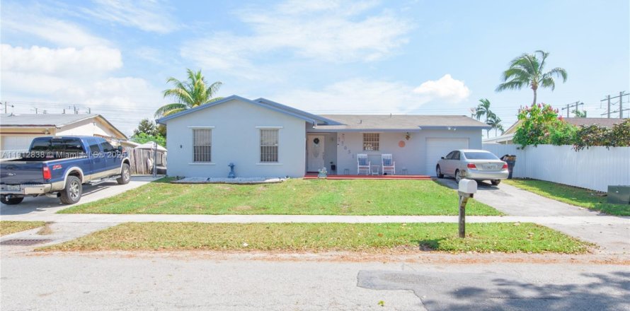 House in Homestead, Florida 3 bedrooms, 122.45 sq.m. № 1969140