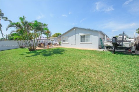 House in Homestead, Florida 3 bedrooms, 122.45 sq.m. № 1969140 - photo 16