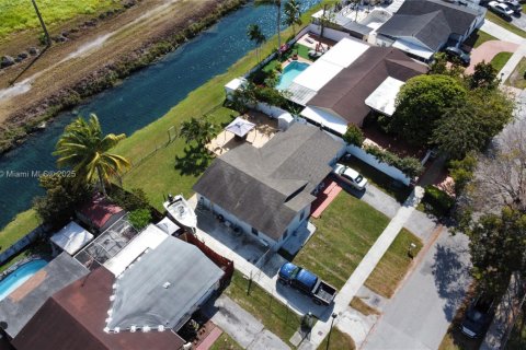 House in Homestead, Florida 3 bedrooms, 122.45 sq.m. № 1969140 - photo 24