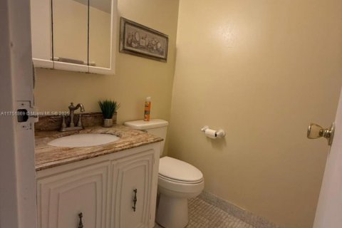 Condo in Hallandale Beach, Florida, 1 bedroom  № 1968301 - photo 16