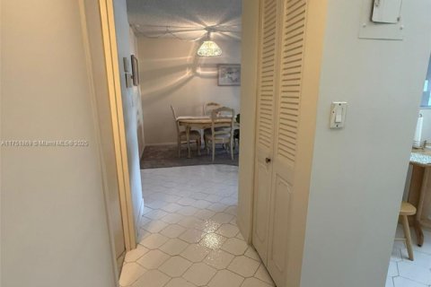 Condo in Hallandale Beach, Florida, 1 bedroom  № 1968301 - photo 25