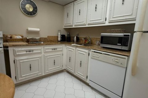 Condo in Hallandale Beach, Florida, 1 bedroom  № 1968301 - photo 22
