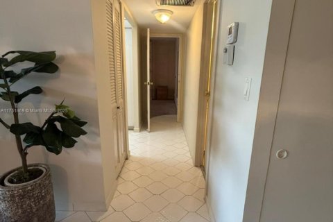 Condo in Hallandale Beach, Florida, 1 bedroom  № 1968301 - photo 24