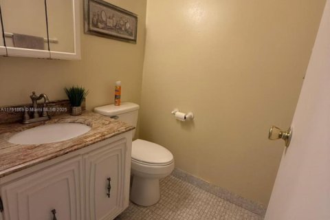 Condo in Hallandale Beach, Florida, 1 bedroom  № 1968301 - photo 15