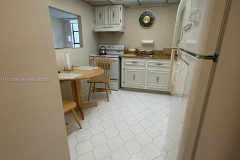 Condo in Hallandale Beach, Florida, 1 bedroom  № 1968301 - photo 17