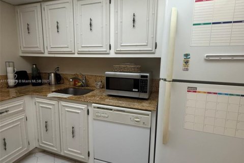 Condo in Hallandale Beach, Florida, 1 bedroom  № 1968301 - photo 21