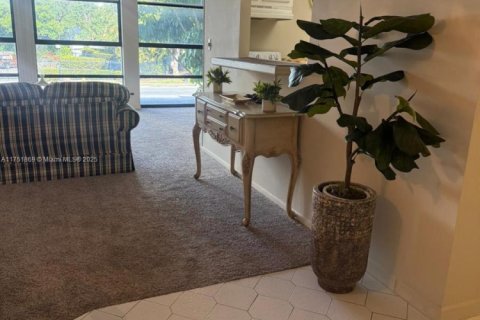 Condo in Hallandale Beach, Florida, 1 bedroom  № 1968301 - photo 5