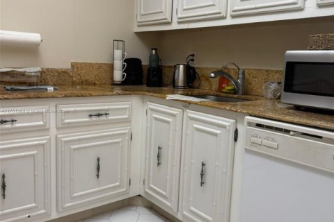 Condo in Hallandale Beach, Florida, 1 bedroom  № 1968301 - photo 20