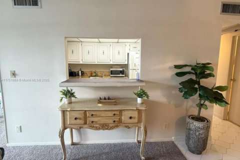 Condo in Hallandale Beach, Florida, 1 bedroom  № 1968301 - photo 14