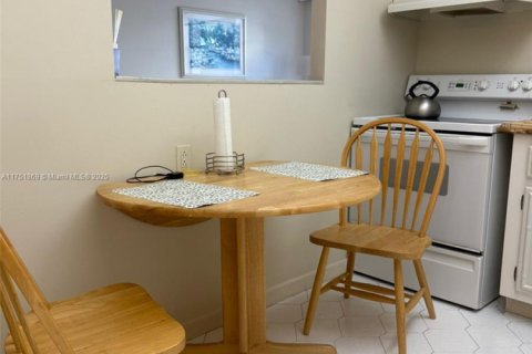 Condo in Hallandale Beach, Florida, 1 bedroom  № 1968301 - photo 18