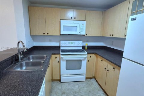 Copropriété à louer à Coral Springs, Floride: 3 chambres, 98.01 m2 № 2357279 - photo 2
