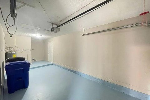 Commercial property in Pompano Beach, Florida 586.49 sq.m. № 2021041 - photo 11