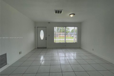 Commercial property in Pompano Beach, Florida 586.49 sq.m. № 2021041 - photo 15
