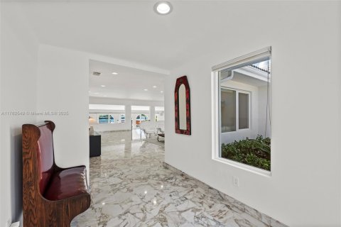 Villa ou maison à vendre à Miami Beach, Floride: 4 chambres, 400.87 m2 № 1715537 - photo 10