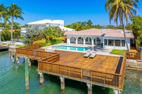 House in Miami Beach, Florida 4 bedrooms, 400.87 sq.m. № 1715537 - photo 1