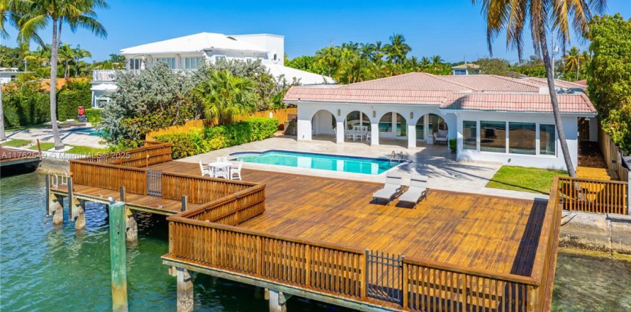 House in Miami Beach, Florida 4 bedrooms, 400.87 sq.m. № 1715537