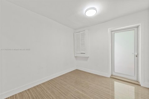 Villa ou maison à vendre à Miami Beach, Floride: 4 chambres, 400.87 m2 № 1715537 - photo 22