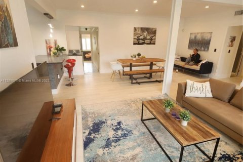 Casa en alquiler en Miami, Florida, 3 dormitorios, 202.81 m2 № 1862273 - foto 12