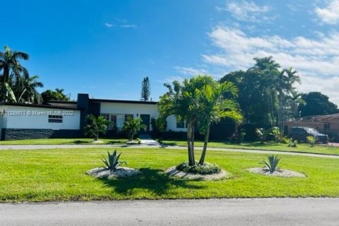 Casa en alquiler en Miami, Florida, 3 dormitorios, 202.81 m2 № 1862273 - foto 2