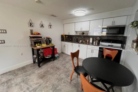 Villa ou maison à louer à Miami, Floride: 2 chambres, 85.28 m2 № 2390051 - photo 4