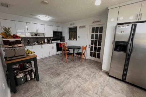 Villa ou maison à louer à Miami, Floride: 2 chambres, 85.28 m2 № 2390051 - photo 5
