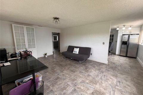 Villa ou maison à louer à Miami, Floride: 2 chambres, 85.28 m2 № 2390051 - photo 2