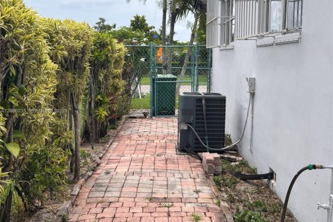 Villa ou maison à louer à Miami, Floride: 2 chambres, 85.28 m2 № 2390051 - photo 10